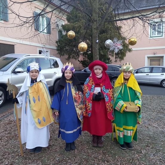 Bild enthält, Costume, Person, Shelter, Adult, Female, Woman, Purple, People, Coat, Street