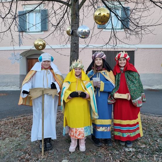 Bild enthält, Costume, Person, Shelter, Photography, Portrait, People, Adult, Female, Woman, Coat