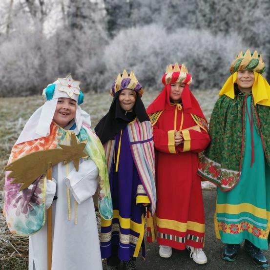 Bild enthält, Adult, Female, Person, Woman, People, Clothing, Scarf, Bridegroom, Face, Tribe