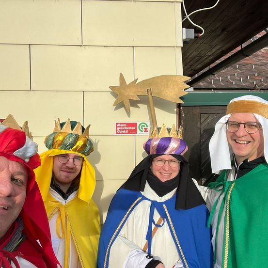 Bild enthält, People, Person, Adult, Female, Woman, Face, Portrait, Glasses, Priest, Shelter