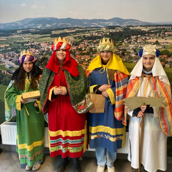 Bild enthält, Costume, Person, Adult, Female, Woman, Face, Portrait, Accessories, Jewelry, People