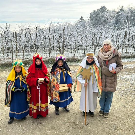 Bild enthält, Adult, Female, Person, Woman, People, Tribe, Clothing, Coat, Face, Head