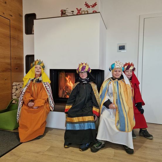 Bild enthält, Adult, Female, Person, Woman, Costume, Fireplace, Indoors, People, Glove, Face