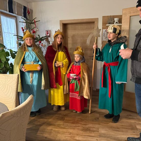 Bild enthält, Adult, Female, Person, Woman, Spear, People, Male, Man, Coat, Groupshot