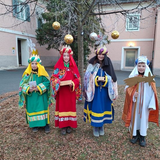 Bild enthält, Clothing, Costume, Person, Adult, Female, Woman, People, Coat, Festival, Face