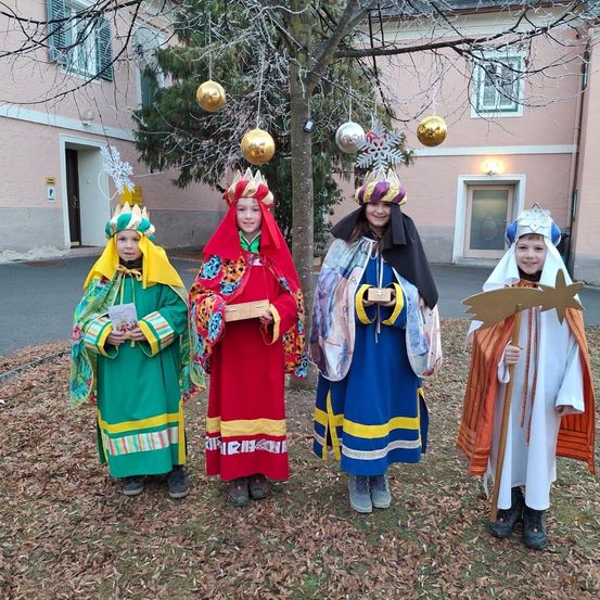 Bild enthält, Adult, Female, Person, Woman, Costume, People, Festival, Coat, Face, Soccer Ball