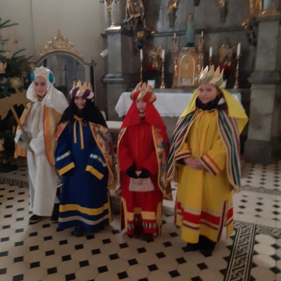 Bild enthält, Adult, Female, Person, Woman, Altar, Prayer, Costume, Priest, Face, People