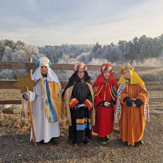 Bild enthält, People, Person, Adult, Female, Woman, Fashion, Costume, Tribe, Face, Glove