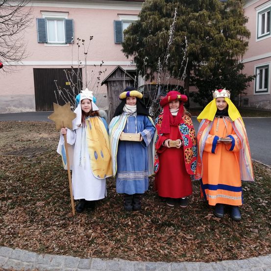 Bild enthält, Costume, Person, Shelter, People, Adult, Female, Woman, Photography, Portrait, Dress