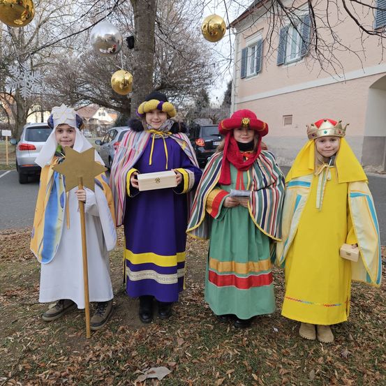 Bild enthält, Costume, Person, Adult, Female, Woman, People, Shelter, Dress, Coat, Fashion