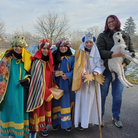 Bild enthält, People, Person, Costume, Photography, Portrait, Adult, Female, Woman, Pants, Park