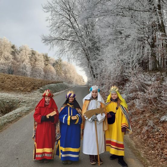 Bild enthält, Adult, Female, Person, Woman, People, Festival, Face, Head