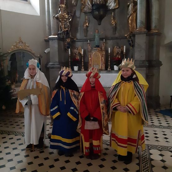 Bild enthält, Adult, Female, Person, Woman, Altar, Building, Church, Prayer, Face, Head