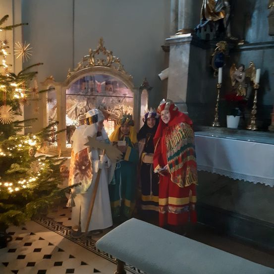 Bild enthält, Festival, Christmas, Adult, Female, Person, Woman, Christmas Decorations, Face, Candle, Christmas Tree