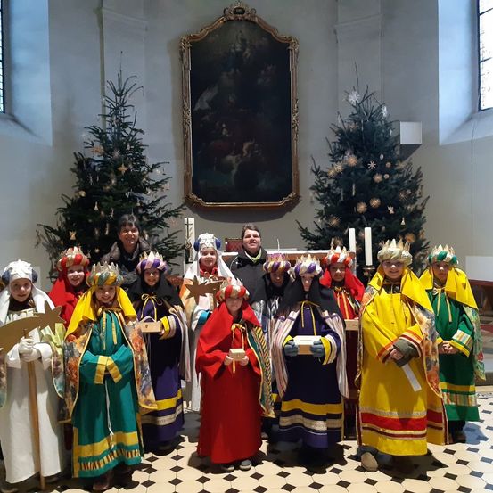 Bild enthält, Adult, Female, Person, Woman, Festival, Glove, Christmas, Christmas Decorations, Christmas Tree, Face
