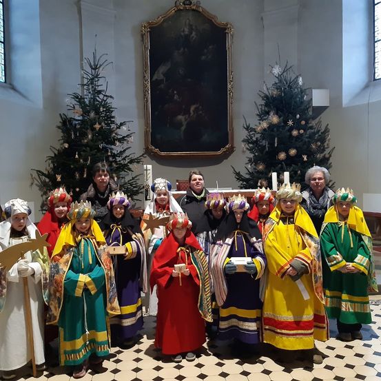 Bild enthält, Adult, Female, Person, Woman, Festival, Christmas, Christmas Decorations, Clothing, Glove