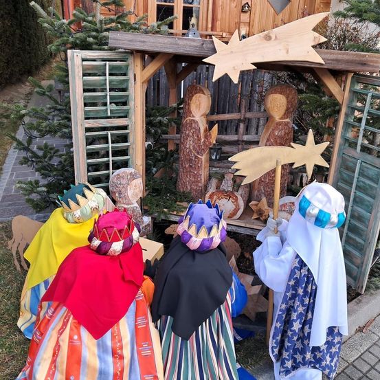 Bild enthält, People, Person, Clothing, Costume, Adult, Female, Woman, Outdoors, Shelter, Festival