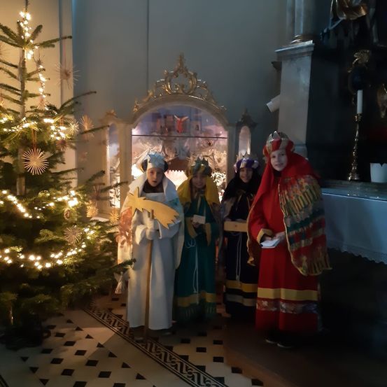 Bild enthält, Adult, Female, Person, Woman, Festival, Christmas, Christmas Decorations, Face, Head, Christmas Tree