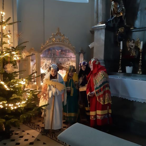 Bild enthält, Adult, Female, Person, Woman, Christmas, Festival, Christmas Decorations, Face, Head