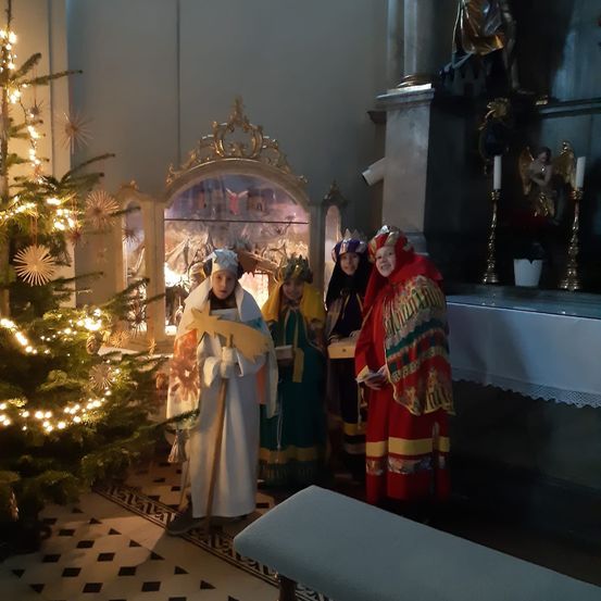 Bild enthält, Adult, Female, Person, Woman, Christmas, Festival, Face, Head