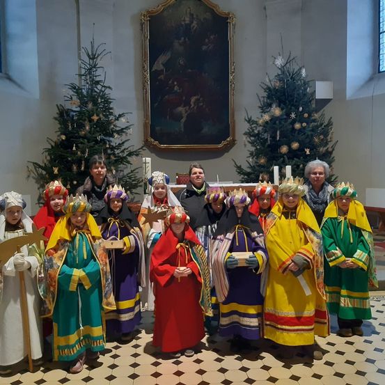 Bild enthält, Adult, Female, Person, Woman, Clothing, Glove, Festival, Christmas, Christmas Decorations, Face