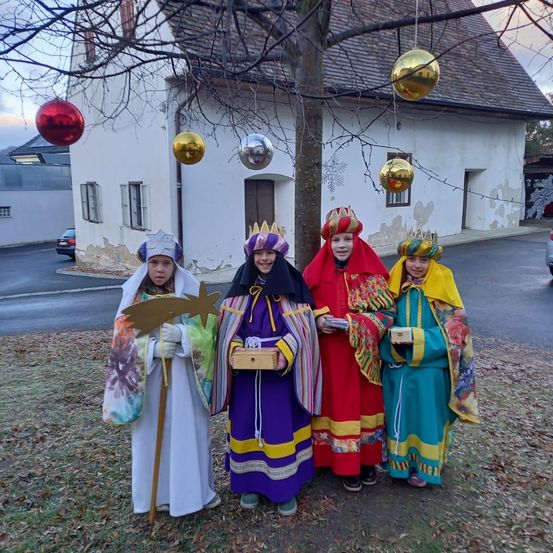 Bild enthält, Costume, Person, Adult, Female, Woman, Shelter, People, Dress, Festival, Face