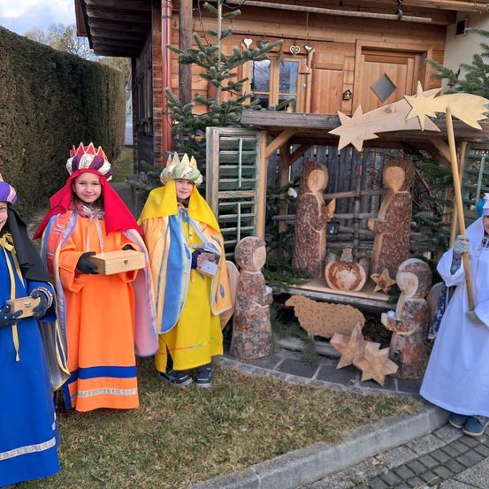 Bild enthält, Adult, Female, Person, Woman, People, Clothing, Glove, Priest, Student, Face