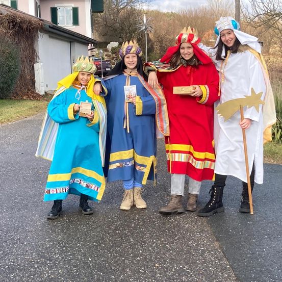 Bild enthält, Adult, Female, Person, Woman, Festival, Driving License, Id Cards, Text, Face, Head