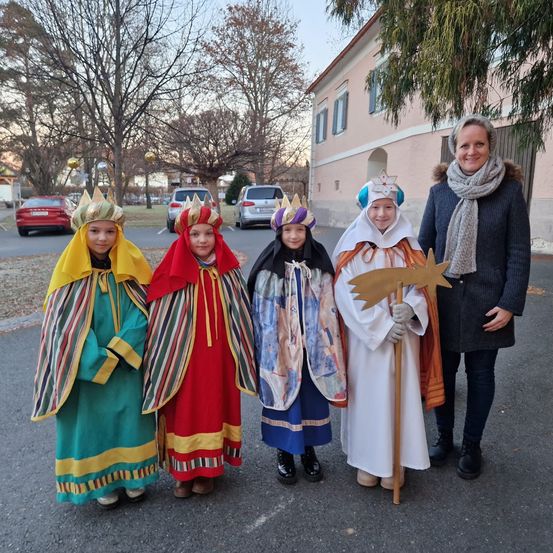 Bild enthält, People, Person, Costume, Adult, Female, Woman, City, Street, Urban, Coat