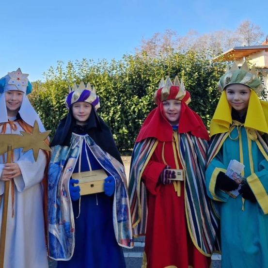 Bild enthält, Adult, Female, Person, Woman, Priest, People, Face, Head, Student