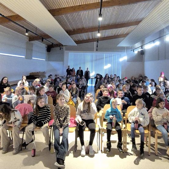 Bild enthält, People, Person, Crowd, Classroom, Indoors, School, Lecture, Adult, Female, Woman