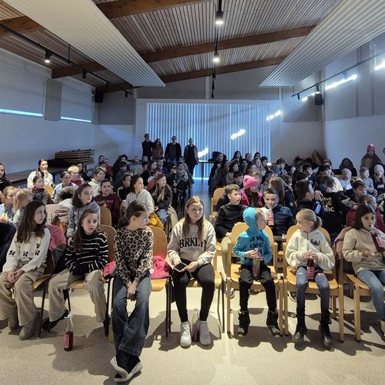 Bild enthält, People, Person, Crowd, School, Classroom, Indoors, Lecture, Child, Female, Girl