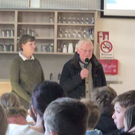 Bild enthält, People, Person, Crowd, Adult, Male, Man, Boy, Child, Microphone, Face