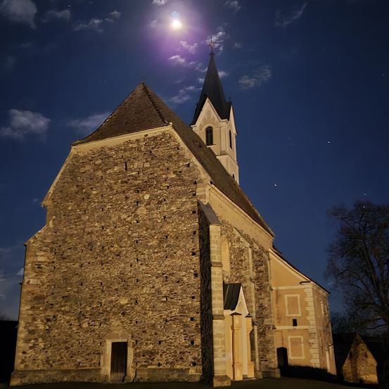 Bild enthält, Building, Spire, Nature, Night, Outdoors, Clock Tower, Monastery, Arch, Gothic Arch, Flare