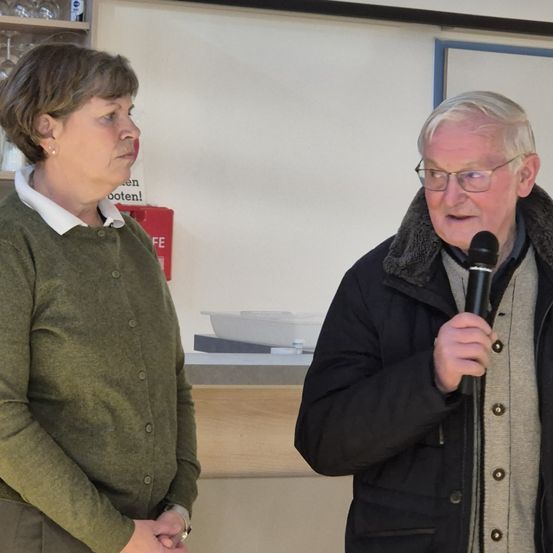 Bild enthält, Coat, Jacket, Conversation, Person, Microphone, Adult, Male, Man, Interview, Glasses