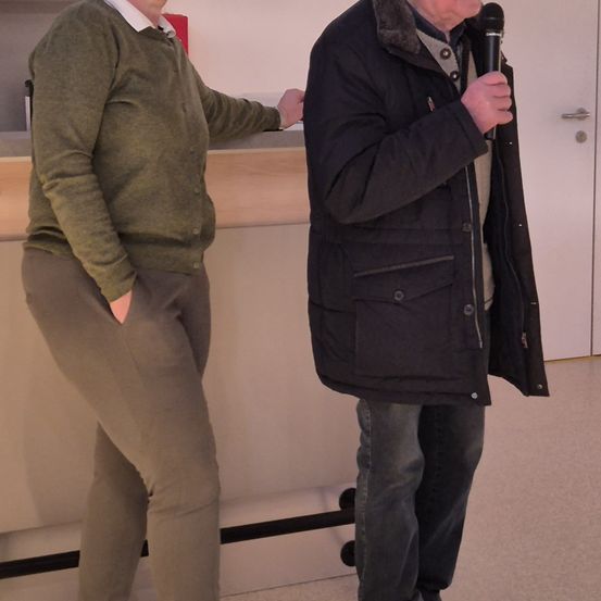 Bild enthält, Coat, Jacket, Pants, Long Sleeve, Shoe, Adult, Male, Man, Person, Glasses