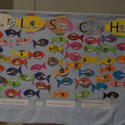 Bild enthält, Applique, Pattern, Person, Animal, Fish, Sea Life, Text, Photo Booth, Advertisement