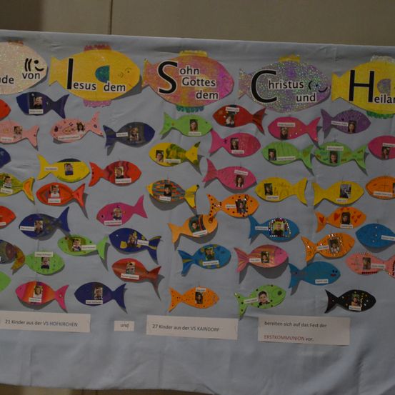 Bild enthält, Applique, Pattern, Person, Animal, Fish, Sea Life, Text, Photo Booth, Advertisement