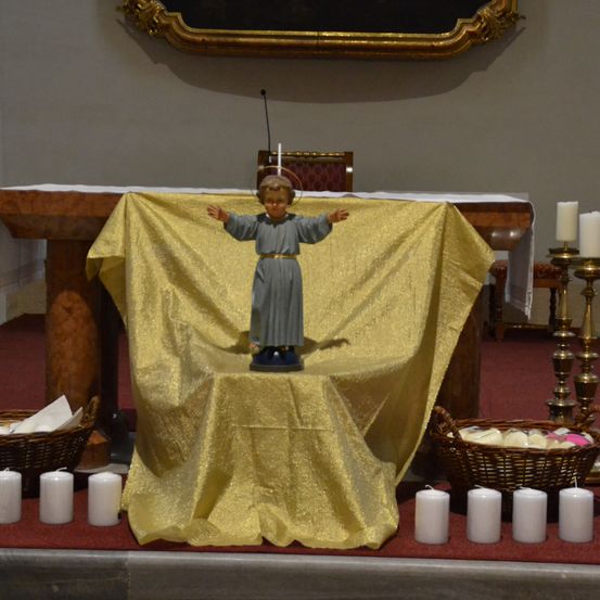 Bild enthält, Altar, Building, Church, Prayer, Child, Female, Girl, Person, Candle, Face