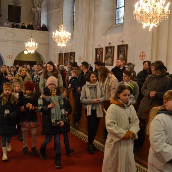 Bild enthält, Chandelier, Person, Adult, Female, Woman, Male, Man, Coat, Face, Altar