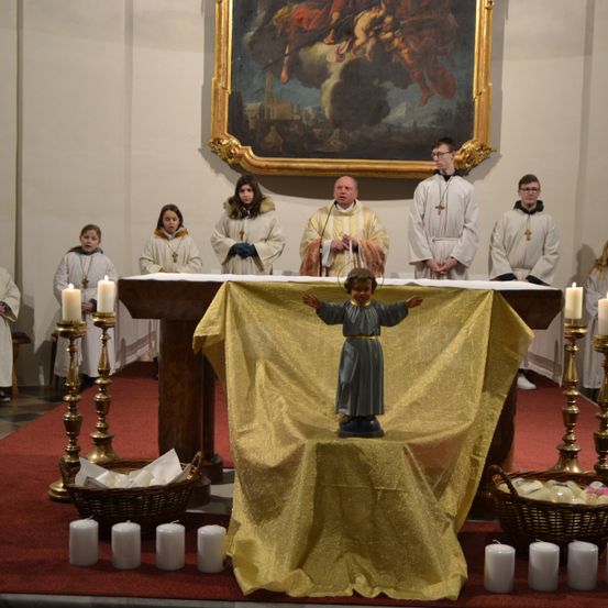 Bild enthält, Altar, Prayer, Person, Child, Female, Girl, Floor, Flooring, Candle, Face