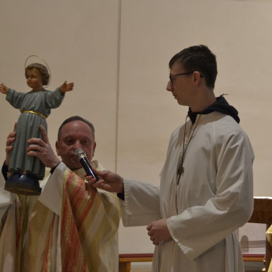 Bild enthält, Finger, Hand, Person, Bishop, Priest, Adult, Male, Man, Altar, Face