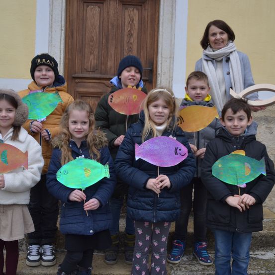 Bild enthält, Adult, Female, Person, Woman, Coat, Jacket, Pants, People, Child, Girl