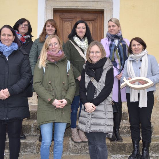 Bild enthält, Coat, Jacket, Pants, Long Sleeve, Jeans, People, Person, Adult, Female, Woman