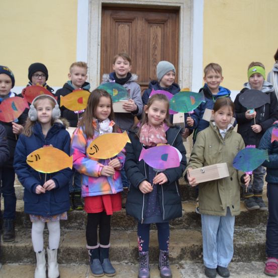 Bild enthält, Coat, Pants, Jacket, Adult, Female, Person, Woman, Shoe, Child, Girl