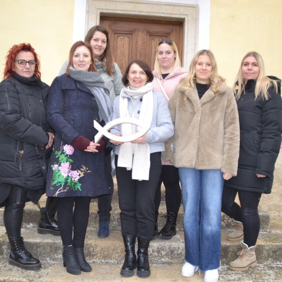 Bild enthält, Coat, Jacket, Pants, Adult, Female, Person, Woman, Jeans, People, Shoe