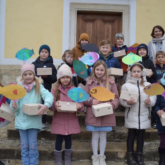 Bild enthält, Adult, Female, Person, Woman, People, Child, Girl, Box, Shoe, Jeans