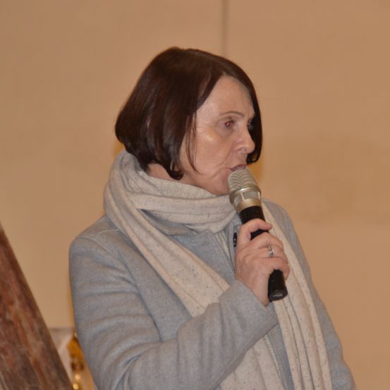 Bild enthält, Microphone, Adult, Female, Person, Woman, Plywood, Wood, People, Finger, Crowd