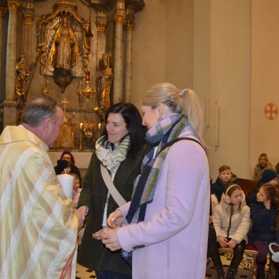 Bild enthält, Adult, Female, Person, Woman, Altar, Male, Man, Face, Shoe, Jacket