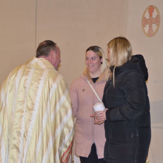 Bild enthält, Coat, Jacket, Plywood, Long Sleeve, Adult, Female, Person, Woman, Male, Man